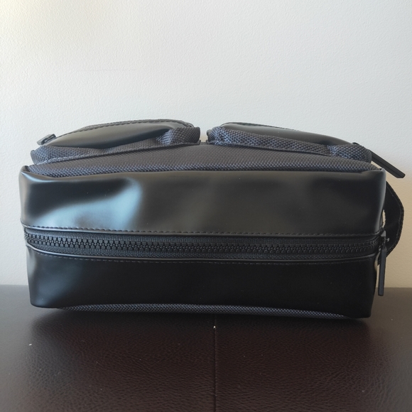 Paco Rabanne Invictus Toiletry Bag - Picture 4 of 7
